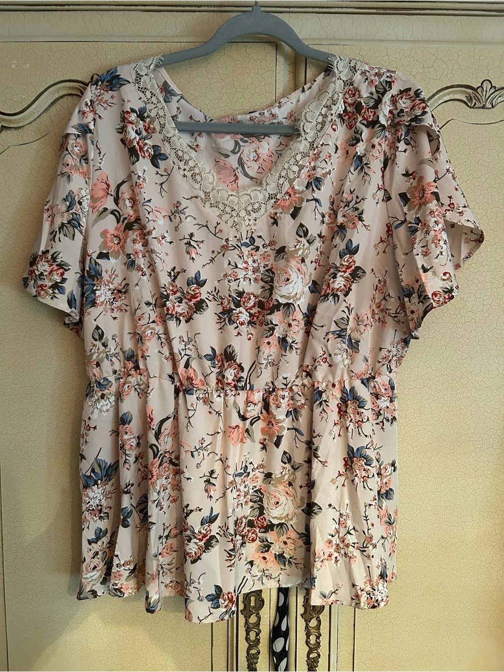 NWT bloomchic 18/20 Floral Lace-Trim V-Neck Women's Blouse
